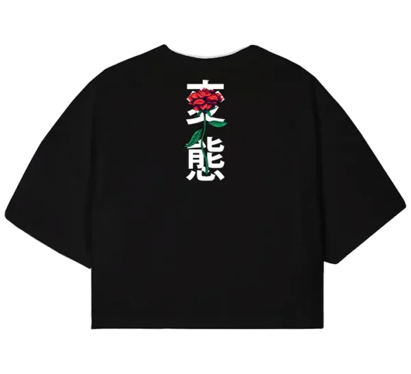 Polo crop con ilustración de rosas rojas sobre un fondo artístico en tonos rosados, acompañado de texto en japonés que significa ámate a ti mismo. Diseño moderno y elegante