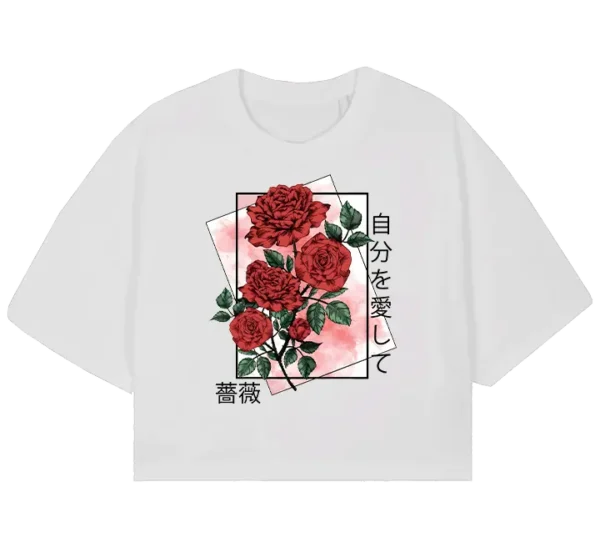 Polo crop con ilustración de rosas rojas sobre un fondo artístico en tonos rosados, acompañado de texto en japonés que significa ámate a ti mismo. Diseño moderno y elegante