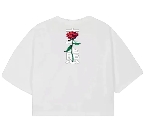 Polo crop con ilustración de rosas rojas sobre un fondo artístico en tonos rosados, acompañado de texto en japonés que significa ámate a ti mismo. Diseño moderno y elegante