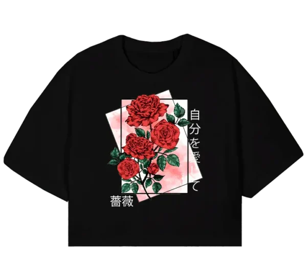 Polo crop con ilustración de rosas rojas sobre un fondo artístico en tonos rosados, acompañado de texto en japonés que significa ámate a ti mismo. Diseño moderno y elegante