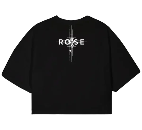 Polo crop con diseño de rosa en tonos grises y palabras inspiradoras como elegant, respect, powerful, junto con una frase motivacional en español. Estilo moderno y sofisticado.
