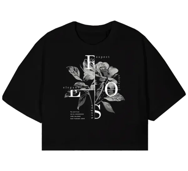 Polo crop con diseño de rosa en tonos grises y palabras inspiradoras como elegant, respect, powerful, junto con una frase motivacional en español. Estilo moderno y sofisticado.