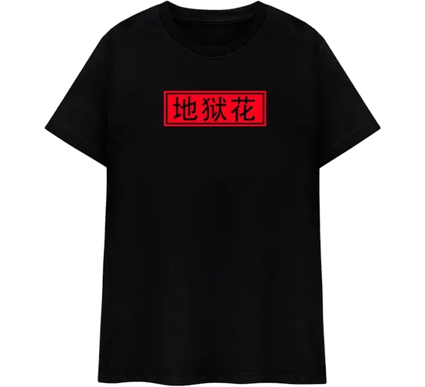 Polo clásico negro con diseño de lirios araña rojos y kanjis de Tokyo Ghoul.