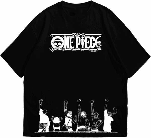 Polo blanco oversize con diseño de One Piece. Logo de los Sombrero de Paja y silueta de la tripulación con el icónico gesto de despedida, ideal para fans del anime y la aventura.