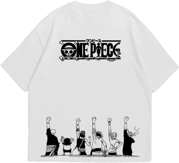 Polo blanco oversize con diseño de One Piece. Logo de los Sombrero de Paja y silueta de la tripulación con el icónico gesto de despedida, ideal para fans del anime y la aventura.