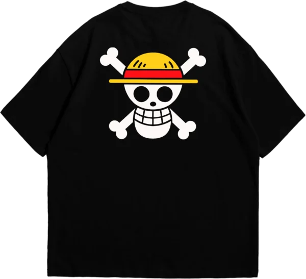 Polo blanco oversize con diseño de One Piece. Logo de los Sombrero de Paja y silueta de la tripulación con el icónico gesto de despedida, ideal para fans del anime y la aventura.