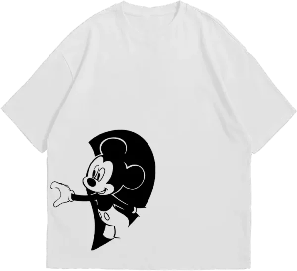 Polo oversize blanco para parejas con diseño de Mickey y Minnie en blanco y negro dentro de un corazón.