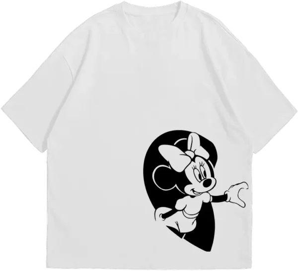Polo oversize blanco para parejas con diseño de Mickey y Minnie en blanco y negro dentro de un corazón.