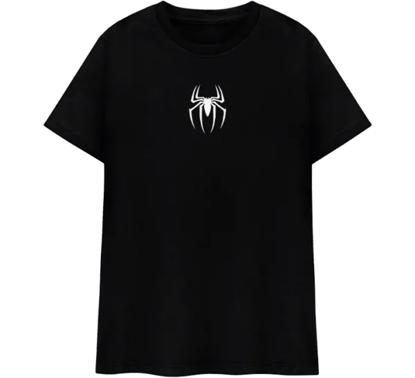 Polo clásico negro con diseño de Spider-Man en un estilo urbano y grafiti, con capucha y zapatillas deportivas.